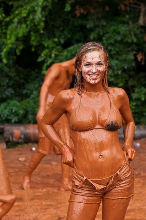 garotas banhadas em lama 22