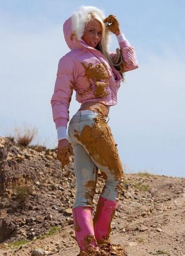 garotas banhadas em lama 24