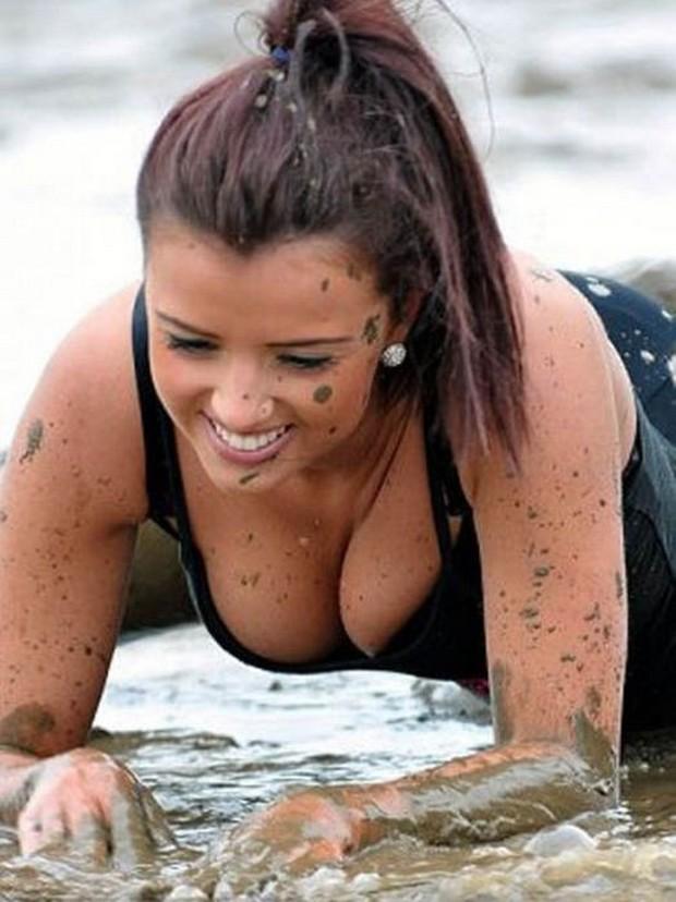 garotas banhadas em lama 25