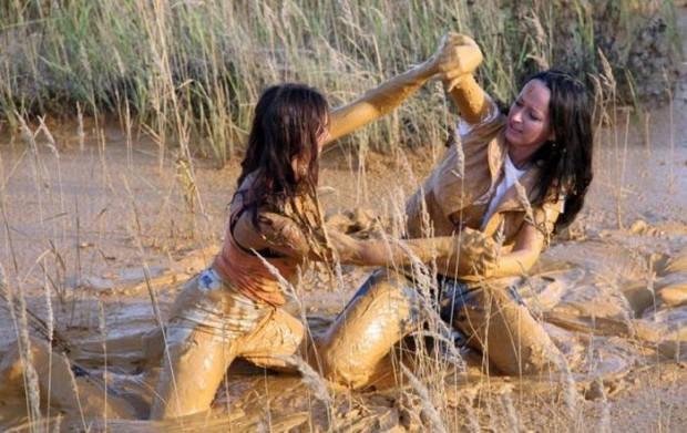 Lindas garotas banhadas de lama