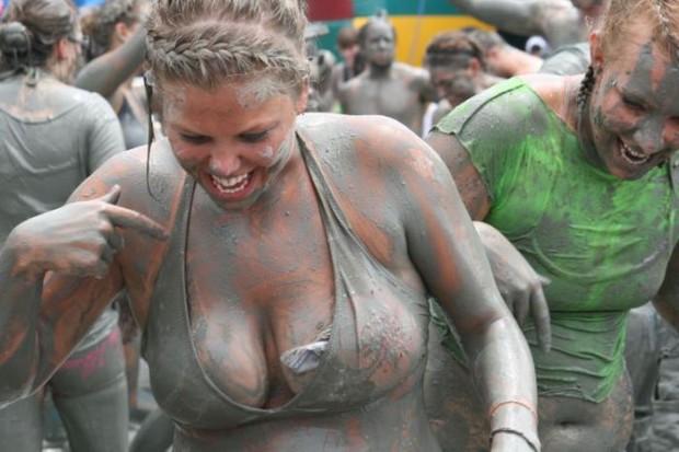 garotas banhadas em lama 8