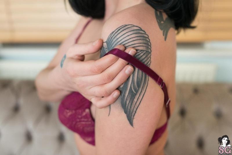 Morena gostosa muito sensual peladinha de peitos lindos