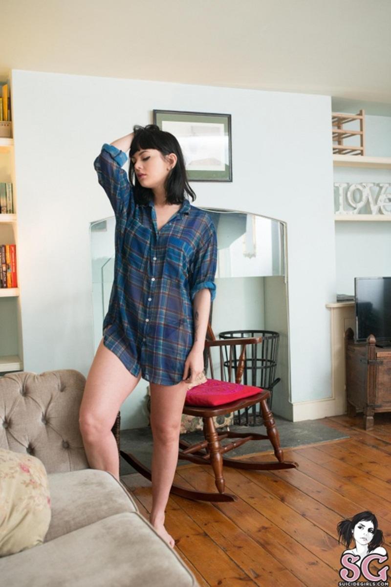 Morena gostosa muito sensual peladinha de peitos lindos