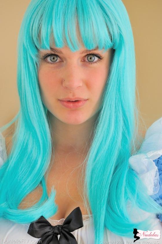 Cabelo azul deixa essa gata muito sexy 