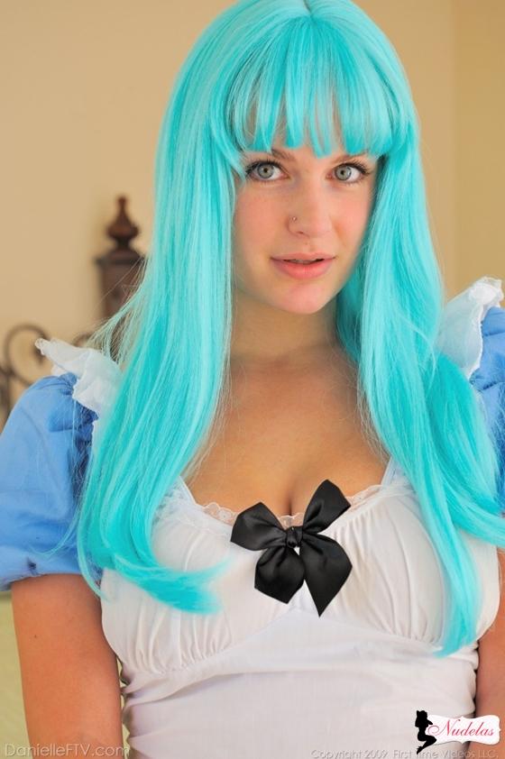 Cabelo azul deixa essa gata muito sexy 