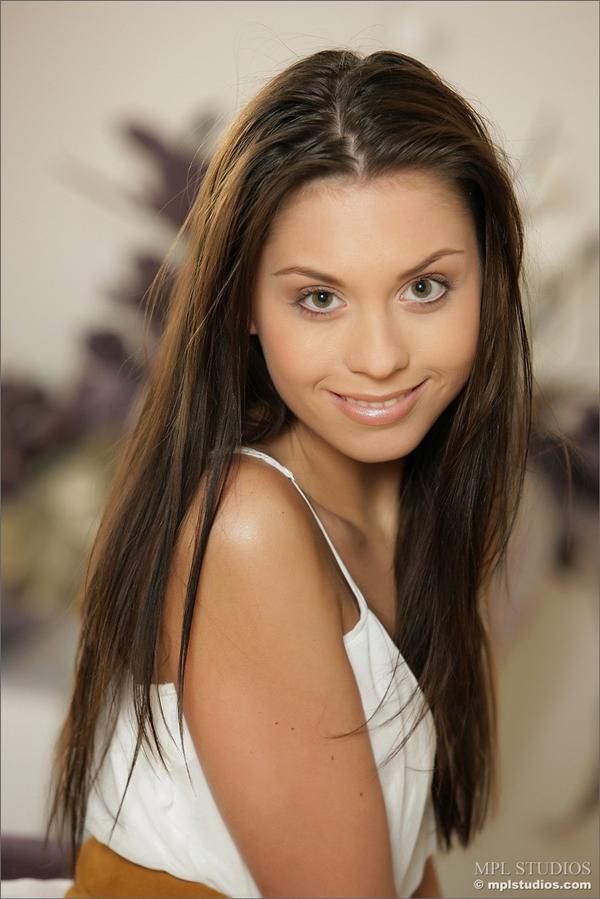 Aaliyah S gatinha gostosa com carinha de safada muito top e gostosa.