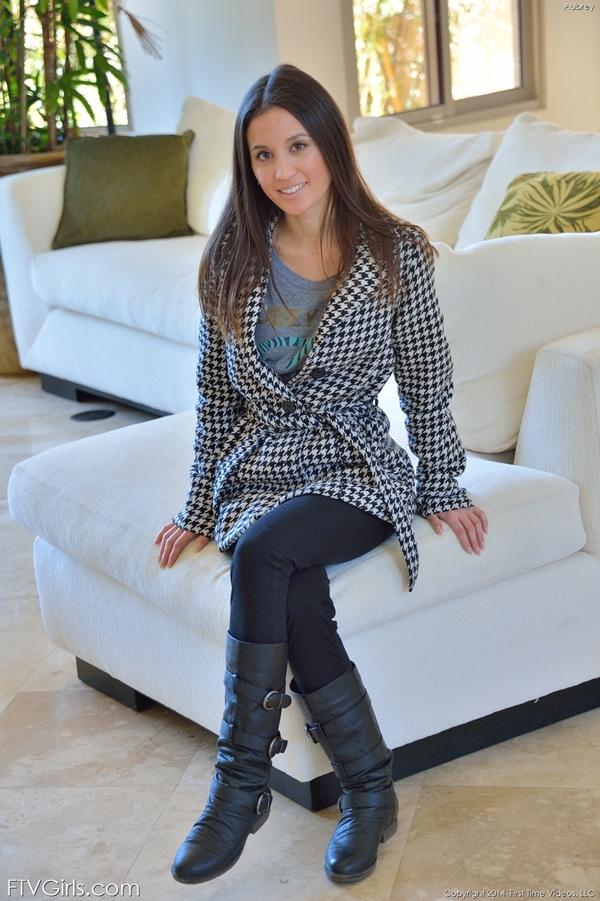 Aubrey uma morena muito gostosa com uma carinha de safada