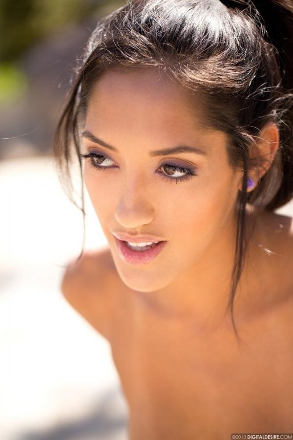 Gatinha muito linda com um belo corpo sexy e sensual.