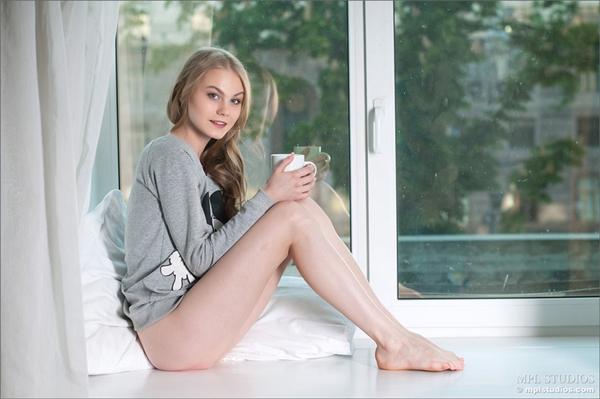 Erika loirinha muito linda com uma bela buceta maravilhosa.