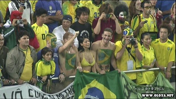 Gostosa Se Empolga e Mostra os Seios na Torcida do Brasil 20 gostosa se empolga e deixa seio a mostra na torcida brasileira (7)