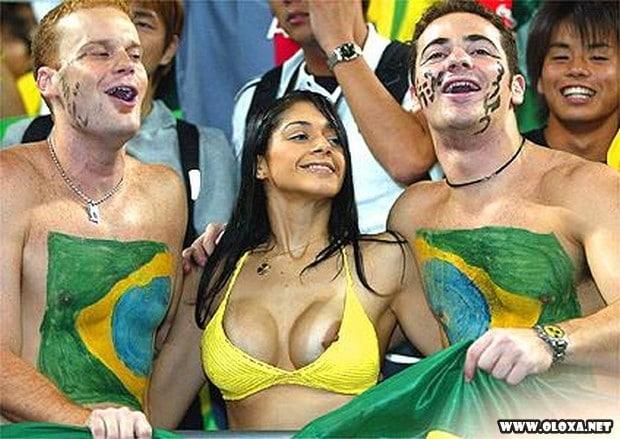 Gostosa Se Empolga e Mostra os Seios na Torcida do Brasil 21 gostosa se empolga e deixa seio a mostra na torcida brasileira (8)