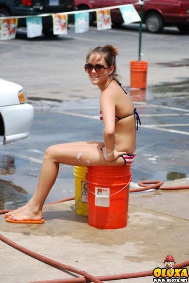 gostosas de biquini lavando carro 12