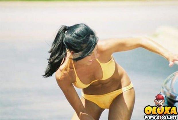 gostosas de biquini lavando carro 16