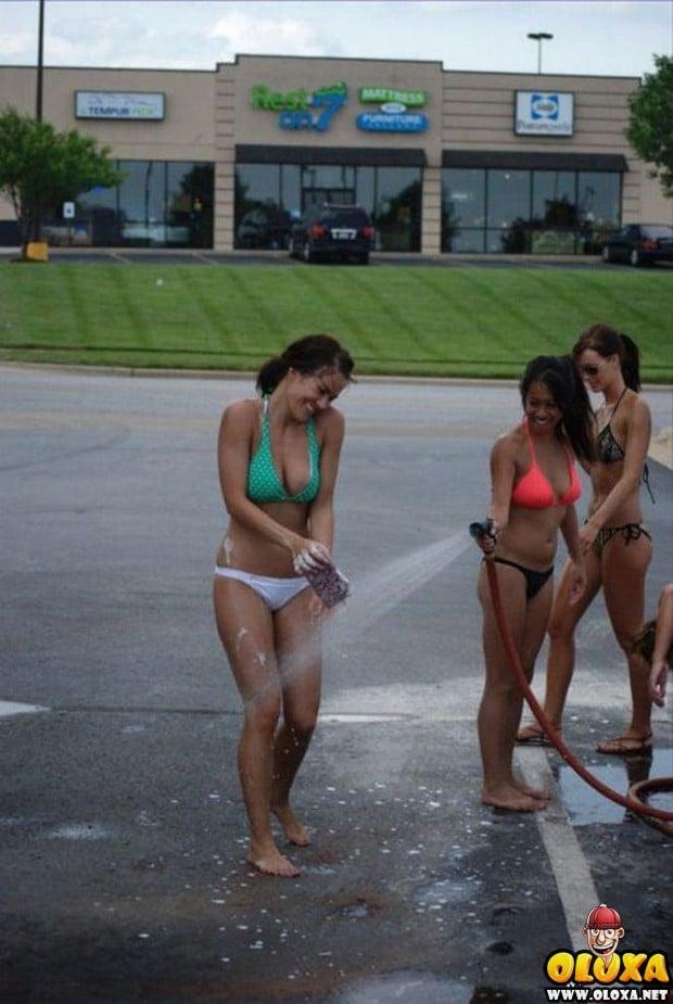 gostosas de biquini lavando carro 2