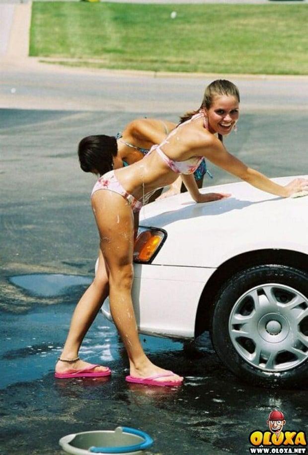 gostosas de biquini lavando carro 20