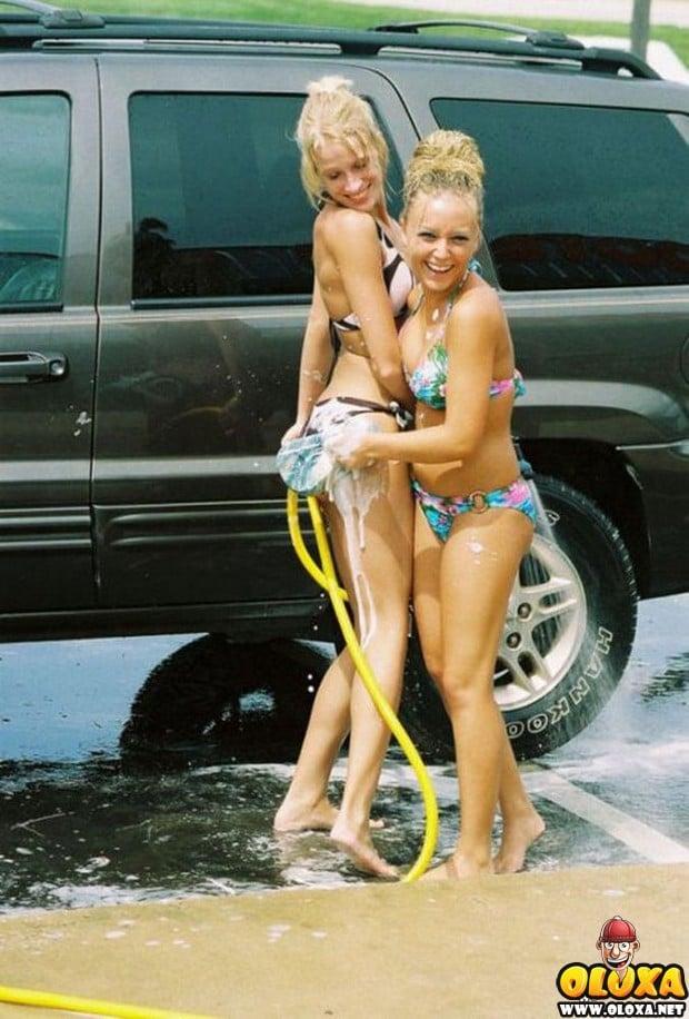 gostosas de biquini lavando carro 21