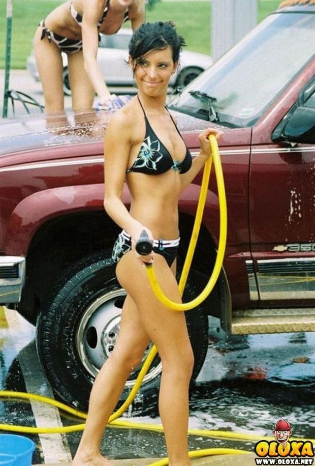 gostosas de biquini lavando carro 22