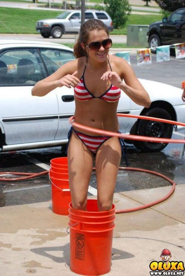 gostosas de biquini lavando carro 28