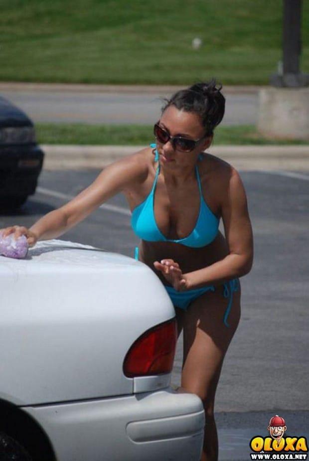 gostosas de biquini lavando carro 29