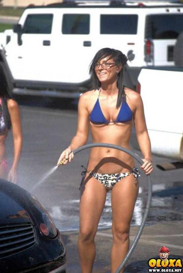 gostosas de biquini lavando carro 35