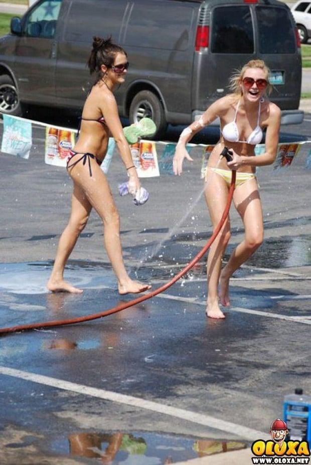 gostosas de biquini lavando carro 6