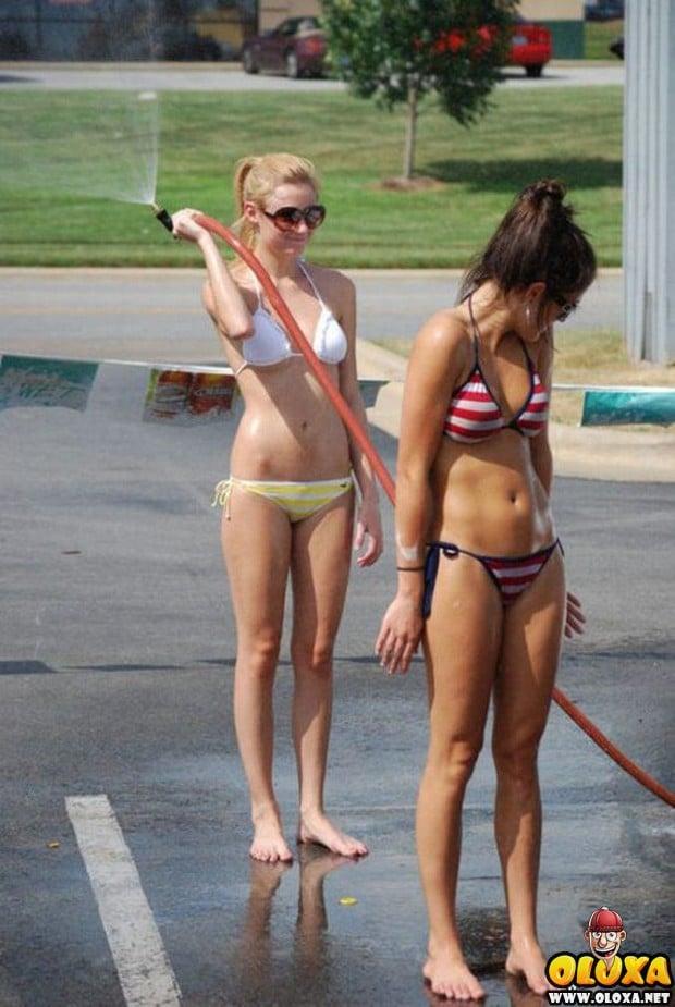 gostosas de biquini lavando carro 7