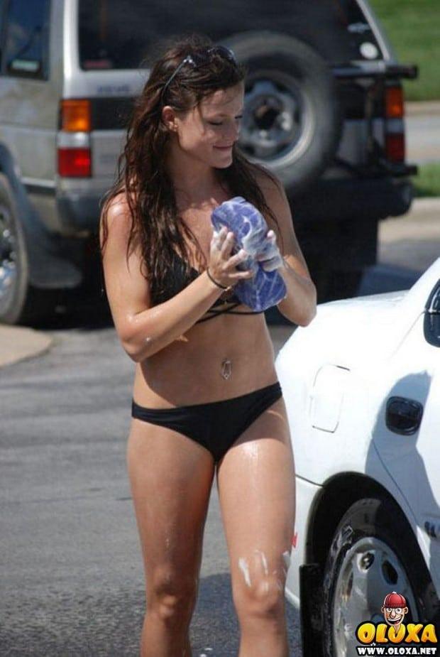 gostosas de biquini lavando carro 9