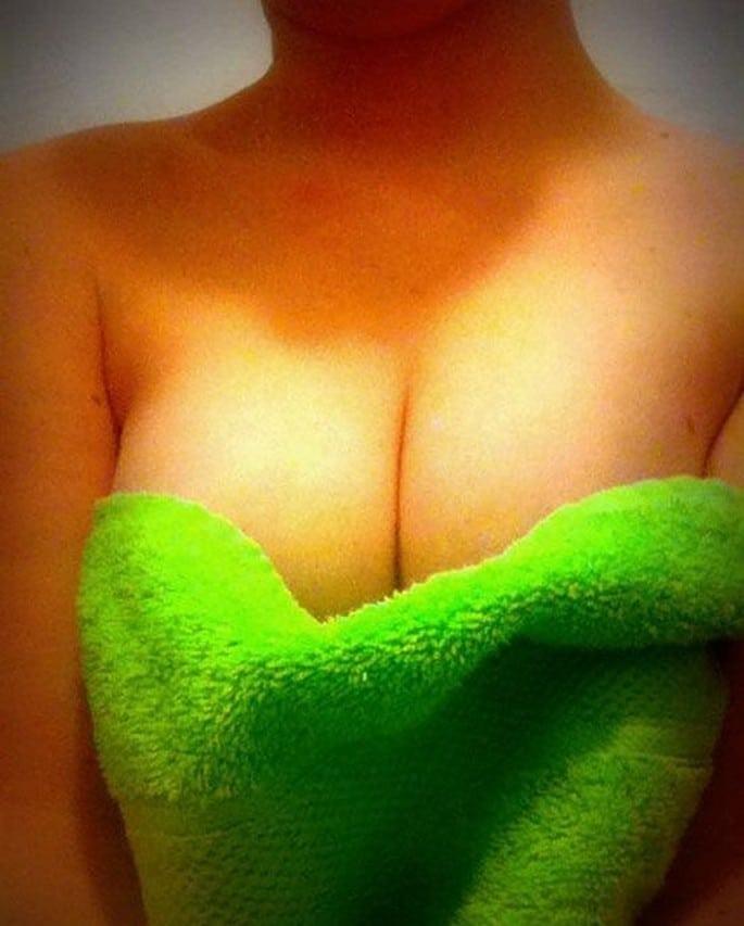 gostosas-de-toalha-saindo-do-banho-10