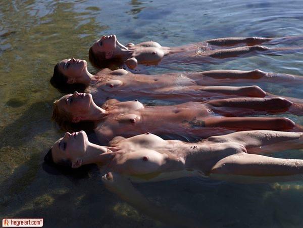 Gatinhas peladas curtindo o verão na praia de nudismo.