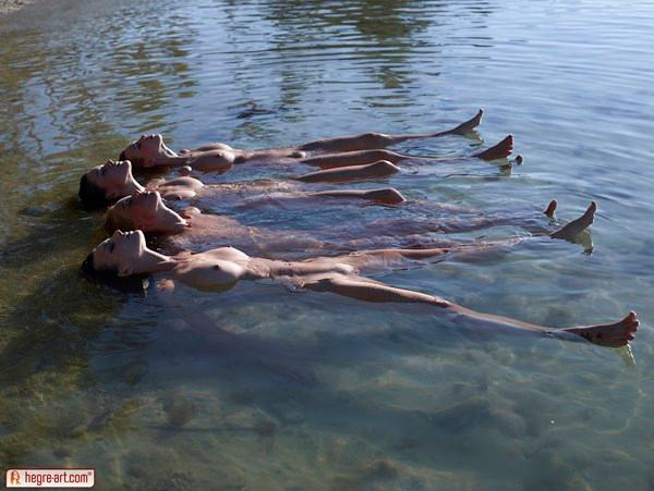 Gatinhas peladas curtindo o verão na praia de nudismo.