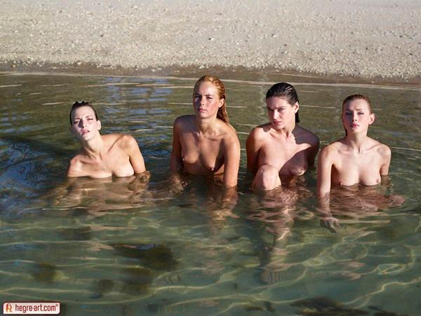 Gatinhas peladas curtindo o verão na praia de nudismo.