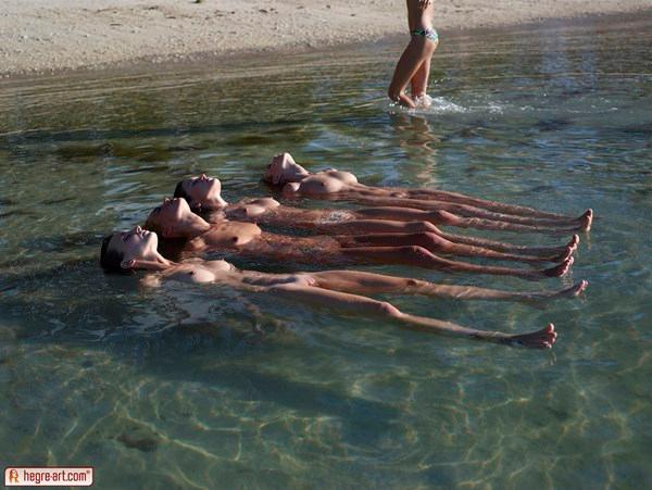 De Boa na Praia gatinhas peladas curtindo o verão na praia de nudismo.