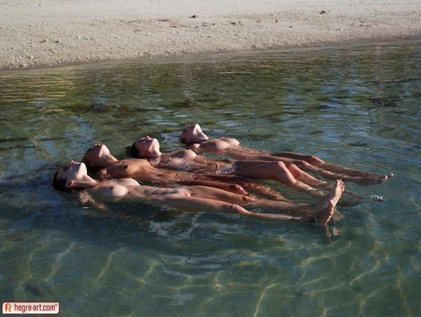Gatinhas peladas curtindo o verão na praia de nudismo.