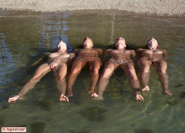 Gatinhas peladas curtindo o verão na praia de nudismo.