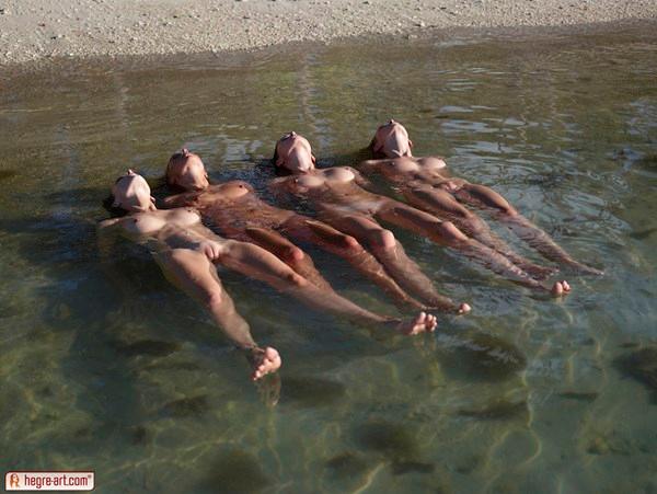 Gatinhas peladas curtindo o verão na praia de nudismo.