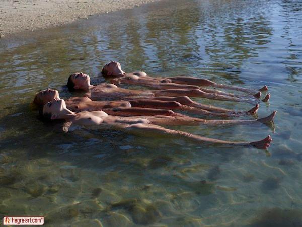 Gatinhas peladas curtindo o verão na praia de nudismo.