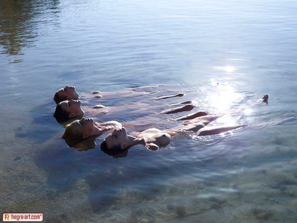 Gatinhas peladas curtindo o verão na praia de nudismo.