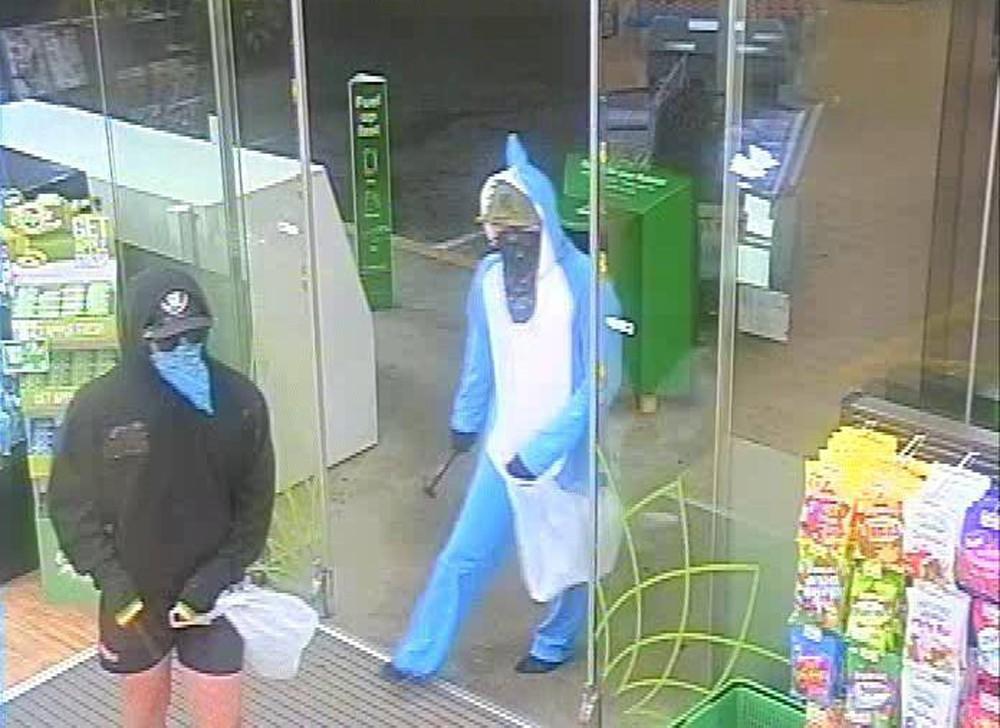 homem se fantasia de tubarao e assalta posto na nova zelandi