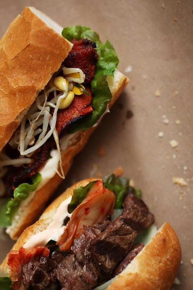 Sanduíche de pão francês e bacon