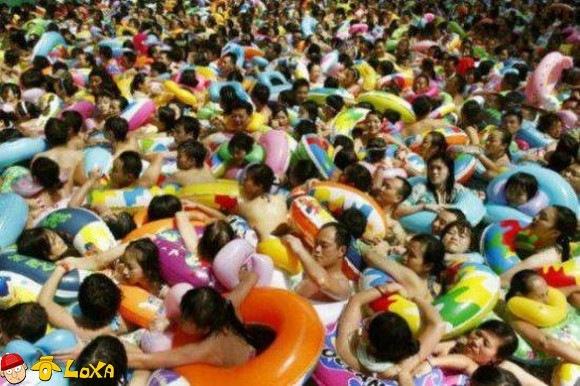 Mais boia do que água, mais gente do que bom senso.