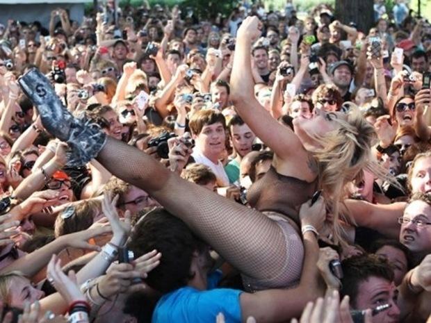 lady-gaga-lollapalooza-crowd-surfing-3
