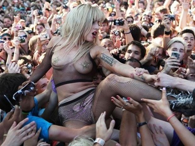 lady-gaga-lollapalooza-stage-diving-2