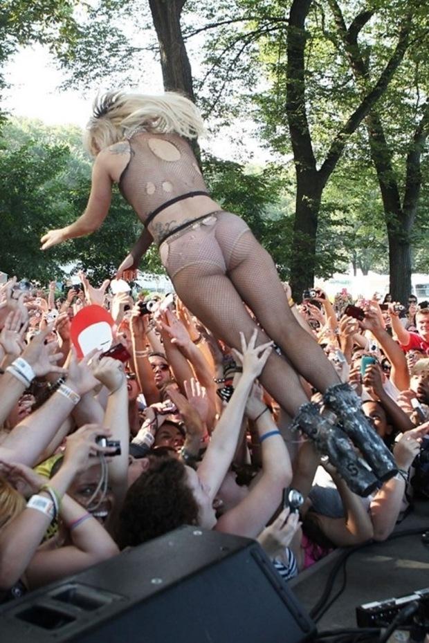 lady-gaga-lollaplooza-stage-dive-1