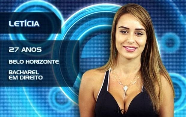 Letícia nua, pelada e com a xoxota lisinha em destaque