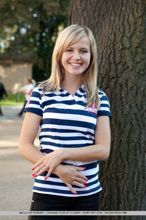 Bella C uma loirinha muito gostosa com um sorriso encantador