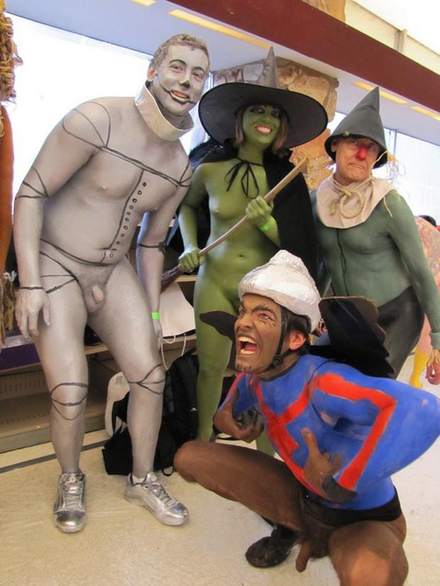 Dorothy pelada, Homem de Lata pelado e trauma visual garantido