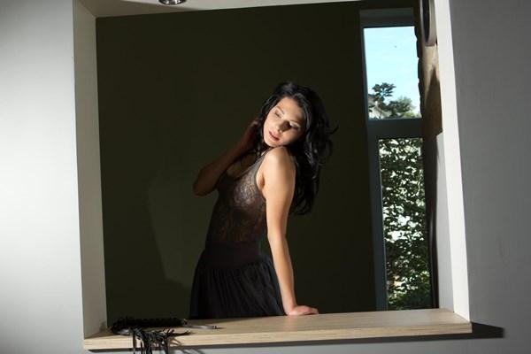 Bella gatinha muito linda e muito gostosa com um belo corpo.