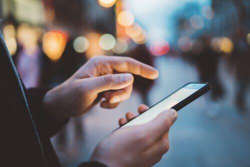 mulher mexendo no celular