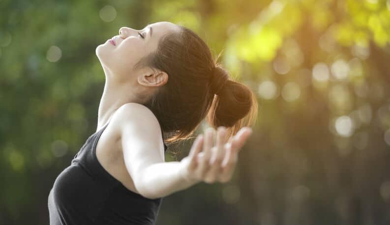 mulher respirando fundo