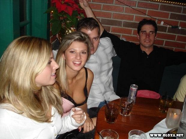 mulheres se exibindo em restaurante 12